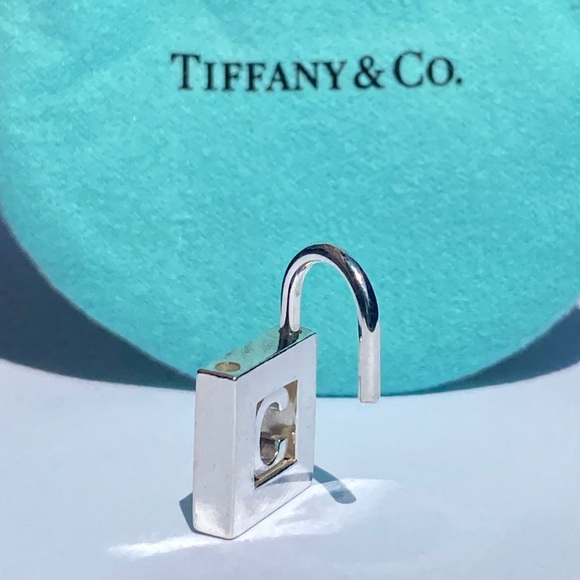 AUTH Rare vintage Tiffany & Co. Letter “C” padlock charm/pendant🔓 - Picture 9 of 16